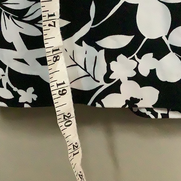 Black and white flower print skirt - Picture 2 of 6